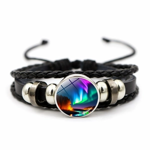 Detail van de gelaagde lederen armband met een glazen cabochon van het noorderlicht