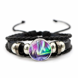 Detail van meerlagige leren armband met noorderlicht glazen bedeltje en metalen kralen