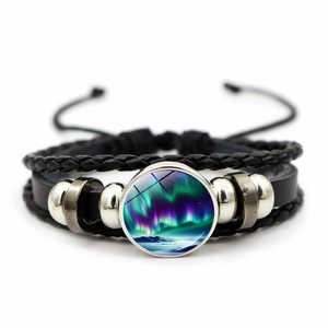 Detail van meerlaagse gevlochten lederen armband met aurora-glassteen en verstelbaar touw