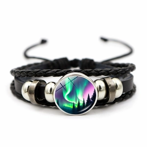 Detail van meerlagige leren armband met glazen koepel van noorderlicht en kralen