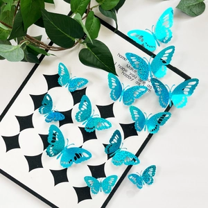 Detail van 3D elektrisch blauwe vlinders met glittertextuur en metalen afwerking