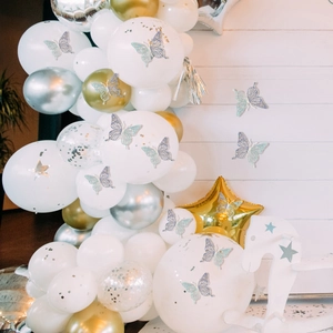 3D vlinder stickers met glitters op ballonnen en witte houten wand decoratie
