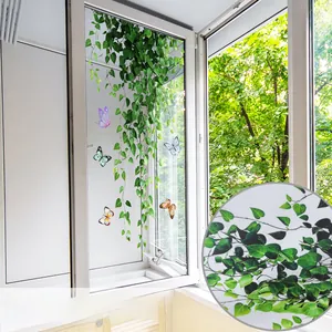 Details von beidseitigen Fensteraufklebern mit grünen Ranken und bunten Schmetterlingen