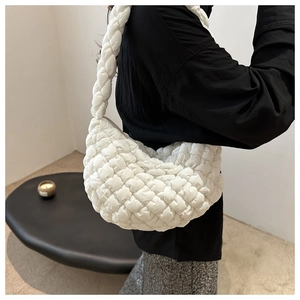 Détail du sac hobo blanc matelassé avec texture à carreaux et bandoulière intégrée
