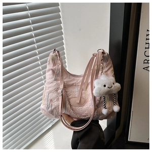 Détail du sac cabas rose brodé avec texture plissée et charm en peluche nuage