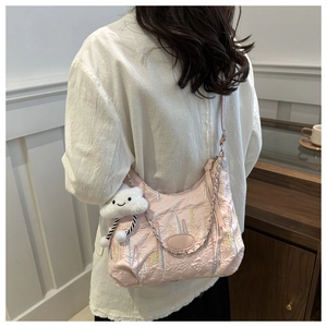 Sac à bandoulière rose matelassé avec broderie ondulée et charm nuage en peluche