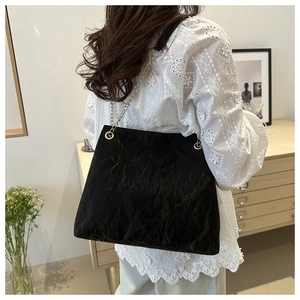 Détail du sac cabas plissé noir avec relief FASHION et bandoulière chaîne dorée