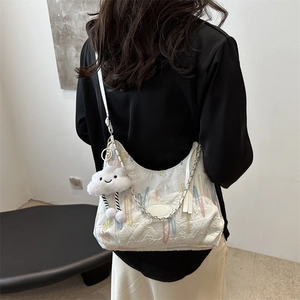 Sac fourre-tout matelassé blanc avec broderie vagues et pendentif nuage en peluche