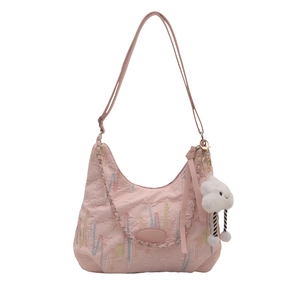 Sac fourre-tout plissé rose avec broderie arc-en-ciel et breloque nuage en peluche