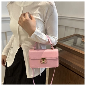 Dettaglio borsa a mano rosa in pelle PU con trama a coccodrillo e fibbia in metallo oro