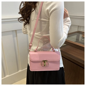 Borsa a tracolla rosa effetto coccodrillo con fibbia a T dorata e manico elegante