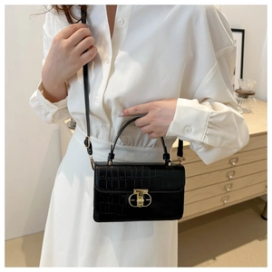Elegante borsa a mano nera con motivo a coccodrillo, fibbia dorata e tracolla rimovibile