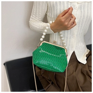 Détail du sac bandoulière vert plissé avec anse en perles et fermoir en métal doré