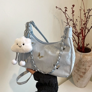 Sac à bandoulière bleu clair avec papillons argentés, chaîne et charme de nuage