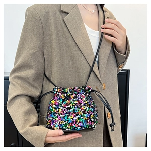 Détail du sac seau à paillettes colorées avec cordon de serrage et fine bandoulière