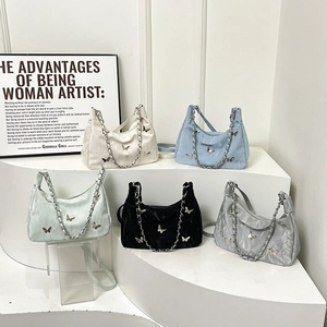Sacs à bandoulière plissés avec ornements papillon en cinq couleurs variées