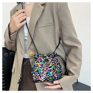 Détail du sac seau à paillettes colorées avec cordon de serrage noir et fine bandoulière