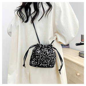 Détail du sac seau à paillettes avec cordon de serrage et fine bandoulière noire