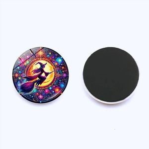 Détail d'un aimant rond en verre de 25mm avec sorcière volante au design gothique