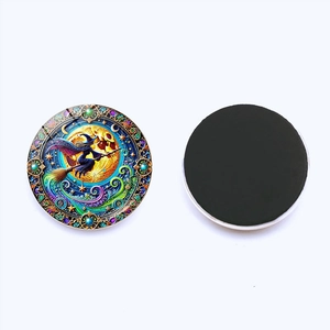 Détail de l'aimant de réfrigérateur en verre sorcière avec son dos magnétique rond