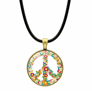 Gros plan d'un pendentif signe de paix floral coloré avec lunette dorée sur cordon noir