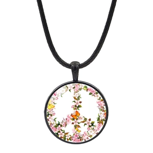 Détail du pendentif peace avec fleurs roses et papillon orange sur un cordon noir tressé