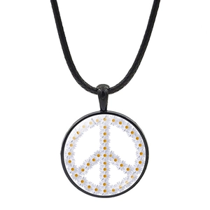 Détail du pendentif signe de paix marguerite avec pétales blancs et cordon noir