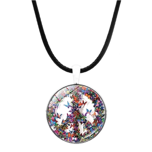 Gros plan détaillé du pendentif signe de paix en verre avec collage de papillons colorés