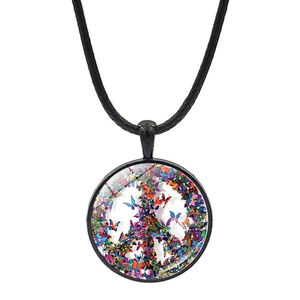 Collier signe de paix avec pendentif de collage papillon coloré sur cordon noir
