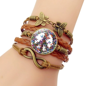 Bracelet rétro multicouche en cuir avec papillon en bronze et symbole de la paix