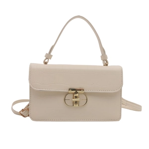Piccola borsa quadrata beige con trama a coccodrillo e chiusura geometrica dorata