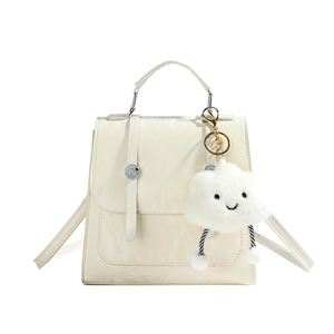 Chique beige glanzende handtas voor dames met een schattige pluchen wolkenhanger