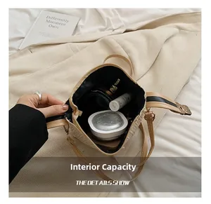 Vue détaillée de l'intérieur du sac seau tissé montrant sa grande capacité et son fermoir