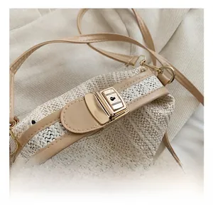 Détail de la texture tressée et boucle métallique du sac à bandoulière en paille
