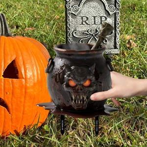 Detail der leuchtenden Totenkopf-Hexenkessel-Gartendeko für Halloween-Garten