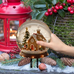 Detailreicher Weihnachts-Schneekugel Gartenstecker mit Lebkuchenhaus und Deko-Elementen