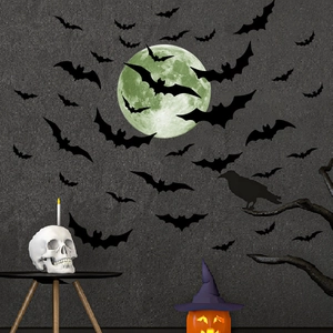 Nahaufnahme von 3D-Fledermaus-Aufklebern und grünem Mond auf strukturierter Wand