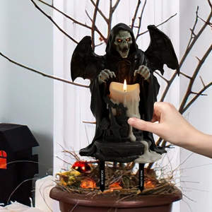 Gros plan du piquet de jardin faucheuse d'Halloween aux yeux rouges et bougie de cire