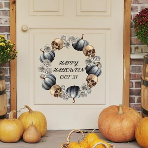Pegatina de pared corona de Halloween con calaveras y calabazas en puerta blanca