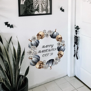 Detalle de vinilo decorativo de Halloween con calavera calabaza y rosas en la pared