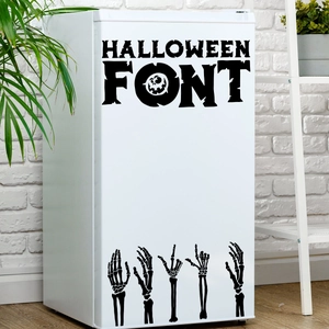 Pegatinas de Halloween con manos de esqueleto y letras festivas en refrigerador blanco