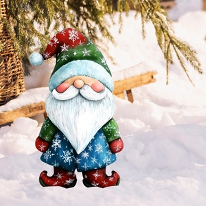 Détail d'un nain de jardin de Noël avec sac cadeau dans une scène de neige naturelle