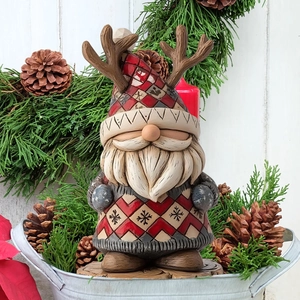 Nain de jardin de Noël avec bois de renne et pull flocon dans un décor de fête rustique