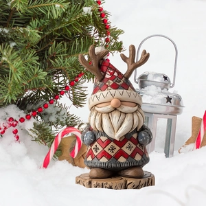 Vue détaillée d'un gnome de Noël avec bois de renne sur un fond de paysage enneigé