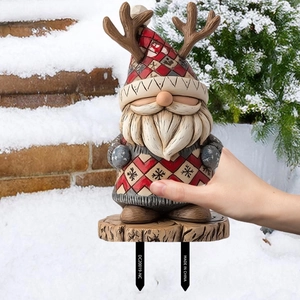 Vue détaillée d'un nain de jardin de Noël avec chapeau à carreaux rouges et bois