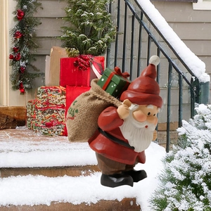 Gros plan détaillé d'un nain de jardin de Noël avec texture sculptée en bois sur neige