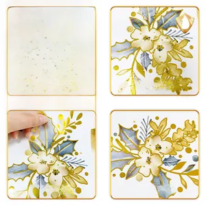 Détail d'autocollants feuilles d'or imperméables avec texture métallique et support pelable