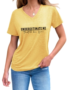 Détail du t-shirt col V jaune moutarde avec impression de slogan noir pour femmes