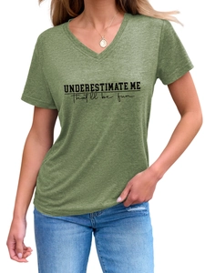 Détail du t-shirt en coton à col en V avec l'imprimé slogan Underestimate Me