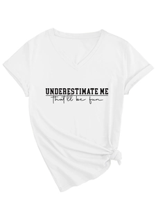 Détail du t-shirt blanc col en V avec slogan Underestimate Me et nœud sur le devant